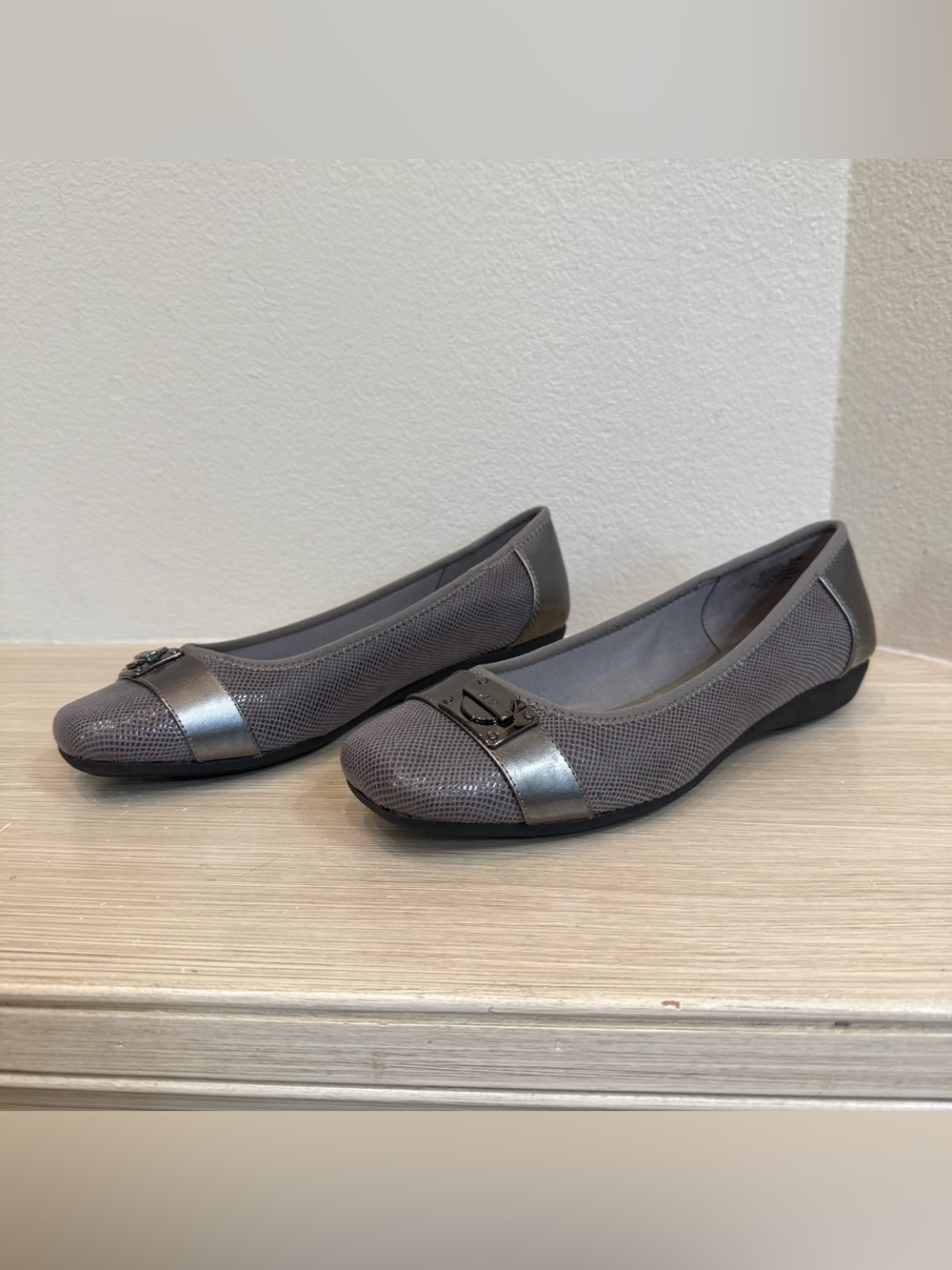 AK Anne Klein sport Gray Metallic Ballet Flats w/ Accent Buckle Women Shoes 8.5
